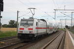 BR 146/743257/146-572-mit-einem-intercity-bei 146 572 mit einem InterCity bei der Durchfahrt im Bahnhof Niemberg am 5.7.21