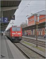 Die DB 146 230-8 erreicht mit einem Schwarzwaldbahn-Zug Singen.
