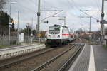147 574 mit einem InterCity bei der Durchfahrt im Bahnhof Zöberitz am 19.3.21
