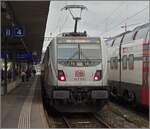 In Schaffhausen wartet die DB 147 591 mit ihrem IC 280 nach Stuttgart Vaihingen auf die Abfahrt.