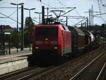 152 145 mit einem Güterzug beim Haltevorgang im Bahnhof Bitterfeld am 19.7.18