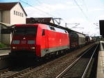 152 145 mit einem Güterzug beim zwischenhalt im Bahnhof Bitterfeld am 19.7.18