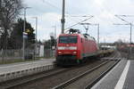 BR 152/729819/152-022-mit-einem-gueterzug-bei 152 022 mit einem Gterzug bei der Durchfahrt im Bahnhof Zberitz am 19.3.21