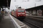 152 086 mit einem Containerzug bei der Durchfahrt im Bahnhof Lneburg am 4.1.22