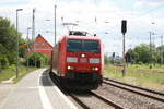 BR 185/707696/185-018-mit-einem-gueterzug-bei 185 018 mit einem Güterzug bei der durchfahrt in Angersdorf am 7.7.20