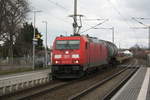 BR 185/729820/185-274-mit-einem-gueterzug-bei 185 274 mit einem Gterzug bei der Durchfahrt im Bahnhof Zberitz am 19.3.21