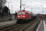 BR 185/729860/185-276-mit-einem-gueterzug-bei 185 276 mit einem Gterzug bei der Durchfahrt im Bahnhof Zberitz am 19.3.21