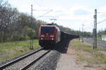 185 300 mit einem Gterzug bei der Durchfahrt im Bahnhof Schkopau am 26.4.21