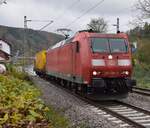 BR 185/866785/am-samstag-den-2112024-kommt-die Am Samstag den 2.11.2024 kommt die 185 199 mit einem Schienenreinigungswagen am Haken durch Neckargerach gen Neckarelz gefahren. 