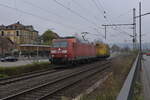 BR 185/867271/vor-der-kulisse-des-busbahnhof-ist Vor der Kulisse des Busbahnhof ist die 185 199-7 mit einem Schienendampfer gen Osterburken unterwegs am Samstag den 9.11.2024