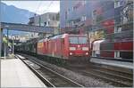 Bei extremben Gegenlicht fahren die DB 185 110 und eine weitere mit dem Novelis Güterzug von Sierre nach Göttigen durch den Bahnhof von Montreux.