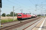 br-187/708437/187-128-mit-einem-gueterzug-bei 187 128 mit einem Güterzug bei der durchfahrt in Niemberg am 30.7.20