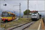 Links wartet der TRAVYS/OC Be 4/8 003 auf die Abfahrt nach Orbe, und rechts die an die BLS vermietete RailPool 187 008-8 auf ihre Güterlast.