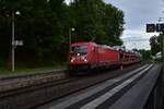 187 208 mit einem Autotransportzug bei der Durchfahrt in Binau.