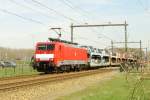 Am 14 April 2015 durchfahrt 189 048 mit PKW-Zug aus Emmerich Alverna.