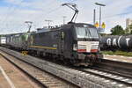 193 879 mit einer TXL-Lok im Doppel und einem Klv am
 Haken bei der Durchfahrt in Ochsenfurt am 14.7.2024 