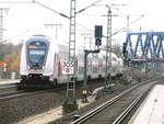 145 566-5 mit einen IC2 bei der durchfahrt im Bahnhof Leipzig-Messe am 12.11.17