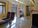 Sitzbank in einem fhrerlosen Triebzug der U-Bahn Nrnberg. Aufgenommem am 30.Juli 2013.
