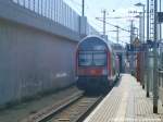 schlusslicht von 143 832 mit ziel Naumburg (S) Hbf beim einfahren in den Bahnhof Halle-Ammendorf am 13.5.15