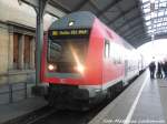 Mit Steuerwagen voraus steht 143 821 als RB mit ziel Eilenburg im Bahnhof Halle (Saale) Hbf am 10.12.15