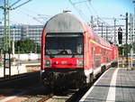 Mit einem DABbuzfa760 kommt 143 893 als S9 aus Eilenburg in den Bahnhof Halle/Saale Hbf am 19.7.18 eingefahren