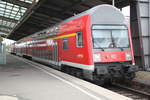 Mit Steuerwagen voraus steht 143 350 mit ziel Halle-Trotha im Bahnhof Halle/Saale Hbf am  5.9.19
