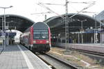 Mit Steuerwagen voraus verlsst 143 856 als S9 mit ziel Eilenburg den Hauptbahnhof Halle/Saale am 24.10.19