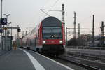 Mit Steuerwagen voraus kommt 143 856 in den Bahnhof Halle/Saale Hbf eingefahren am 19.12.19
