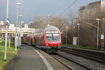 Mit Steuerwagen voraus steht 143 957 im Bahnhof Halle-Zscherbener Strae am 13.1.21