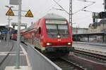 Mit Steuerwagen voraus steht 143 919 im Bahnhof Halle/Saale Hbf am 21.1.21