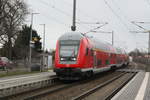 Mit Steuerwagen voraus kommt 146 023 mit dem RE30 mit ziel Halle/Saale Hbf in den Bahnhof Zberitz eingefahren am 19.3.21