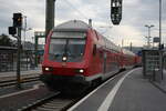 Mit Steuerwagen voraus kommt 143 957 mit der S9 in den Endbahnhof Halle/Saale Hbf eingefahren am 8.7.21