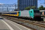 alpha-trains/689106/alpha-186-227-treft-am-5 Alpha 186 227 treft am 5 Juli 2018 in Amsterdam Centraal ein. Sie war einst B-Cargo 2835 und die PLatze dessen Aufkleber sind noch immer klar.