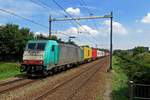 Alpha Trains 186 211 zieht ein CrossRail Containerzug durch Tilburg-Reeshof am 19 Juli 2020.