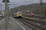 Umleiterverkehr in Neckarelz am 20.11.23 ist ein Stadler Flirt von GoAhead BW/ ET 6.02 beim Verlassen des Bahnhofs in Richtung Osterburken zu sehen. 