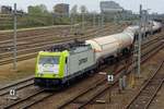Am 14 April 2020 verlässt CapTrain 186 152 mit ein umgeleiteter Kesselwagenzug Nijmegen.