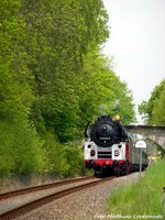 eisenbahn-bau--a-betriebsgesellschaft-pressnitztalbahn-press/500153/01-0509-am-zugschluss-unterwegs-nach 01 0509 am Zugschluss unterwegs nach Bergen auf Rgen und lsst Putbus hinter sich am 21.5.16