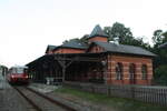 772 140 und 772 141 mit dem Letzten Zug des Tages im Bahnhof Putbus am 30.7.21