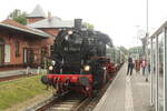 86 1744 und 114 703 (203 230) verlassen mit Ziel Lauterbach Mole den Bahnhof Putbus am 1.8.21