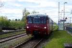 172 140 mit 172 141 von Lauterbach Mole kommend bei der Einfahrt in den Endbahnhof Bergen auf R�gen am 20.4.24