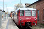 172 140 mit 172 141 von Lauterbach Mole kommend bei der Einfahrt in den Endbahnhof Bergen auf R�gen am 20.4.24