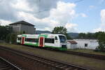 VT 010 der ErfurterBahn verlässt den Bahnhof Saalfeld (Saale) in Richtung Erfurt am 1.6.22