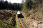 fahrzeugsammlung-pester-7/862102/972-771-mit-772-367-von 972 771 mit 772 367 von Adorf (Vogtl) kommend kurz vor dem Endbahnhof Zwotental am 30.3.24