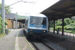 Mit Steuerwagen voraus kommt 143 020 in den Bahnhof Bad Kösen eingefahren am 1.6.22