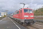 Am  Montag den 20.11.2023 herrschte reger Umleiterverkehr in Neckarelz.  Hier ein Nachschu auf die aus Osterburken kommende 111 200 der GfF mit dem TRI RE8 Ersatzzug nach Stuttgart,  der hier Kopfmachen muss um dann Neckar aufwrts weiter zu fahren. 