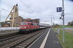 Der letzte Mittagsersatzug auf der Linie RE8  Wrzburg Hbf- Stuttgart Hbf in Kochendorf vorm Salzbergwerk Knig Wilhelm Schacht2 von der GfF 111 200-5 mit TRI N-Wagenzug bedient.