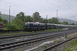 E10 228 anstatt der geplanten 01 1104 zog am 1.6.2024 den SDZ nach Koblenz Ltzel. 
Hier ist der Zug beim Halt in Lohr am Main. 