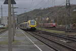 go-ahead/832391/umleiterverkehr-in-neckarelz-am-201123-ist Umleiterverkehr in Neckarelz am 20.11.23 ist ein Stadler Flirt von GoAhead BW/ ET 6.02 beim Verlassen des Bahnhofs in Richtung Osterburken zu sehen. 