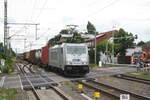 386 029 von METRANS/HHLA mit einem Gterzug bei der Durchfahrt im Bahnhof Niemberg am 5.7.21