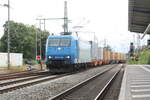 ITL/758650/185-cl-004-mit-einem-containerzug 185 CL 004 mit einem Containerzug bei der Durchfahrt im Bahnhof Delitzsch unt Bf am 19.8.21